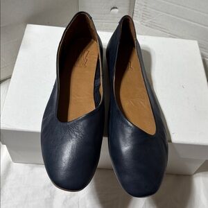 Miz Mooz navy blue leather flats. NWOT